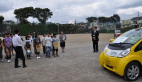 電気自動車教室を視察する市長