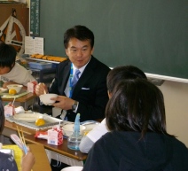 子どもたちと給食を食べる市長