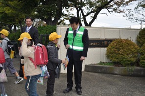 正門であいさつを行う市長