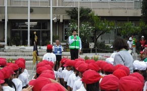 運動会の全校練習で「あいさつ」をする市長