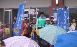 昇降口前で「朝のあいさつ」をする市長