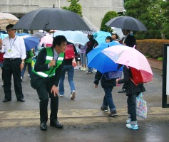 正門で「朝のあいさつ」をする市長