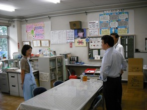 保健室で懇談する市長