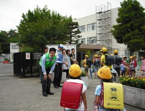 校門で挨拶する市長