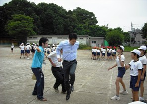長縄とびに参加する市長