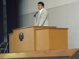 全校集会であいさつをする市長