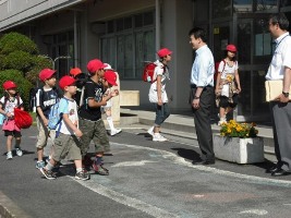 昇降口前で「朝のあいさつ」をする市長