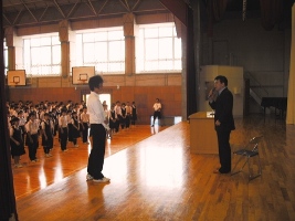 ステージで生徒の質問に答える市長