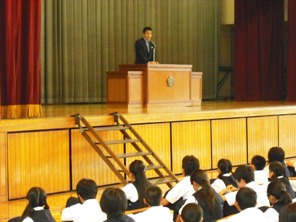 全校集会で挨拶する市長