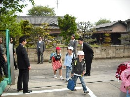 校門で朝のあいさつをする市長