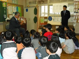 校長先生の「読み聞かせ」を視察する市長