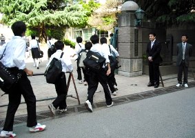 正門に立ち「朝の挨拶」をする市長