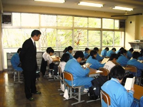 「朝読書」を視察する市長