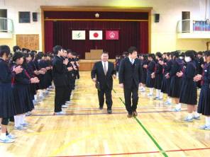 朝会を退場する市長