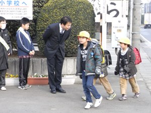 校門で挨拶する市長