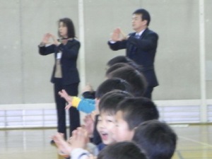 盆栽の説明を受ける市長