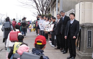 宮原小の校門で子どもを迎える市長