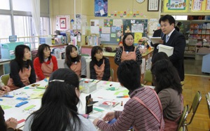 図書ボランティアの説明を受ける市長