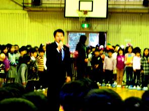 音楽朝会で挨拶する市長
