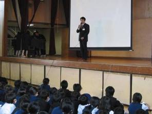 朝会で挨拶する市長