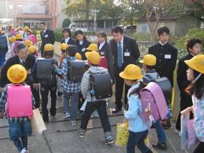 校門で挨拶する市長