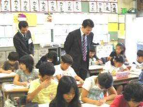 朝自習を見学する市長