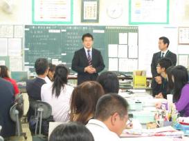 職員室で挨拶する市長