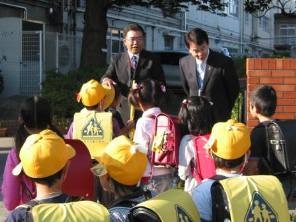 校門で挨拶する市長