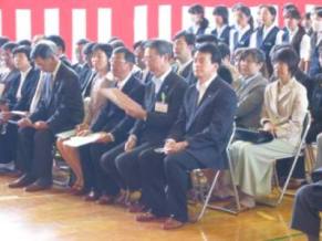 合唱を聞く清水市長