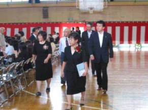 式典終了後退場する清水市長