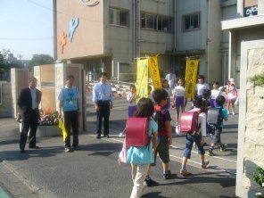 正門に立つ市長