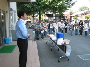 PTAの校内草取りで挨拶する市長