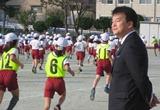 運動朝会を見守る