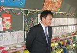 歌を歌う様子を見守る