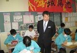 課題に取り組む様子を見守る