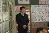 課題に取り組む様子を見守る