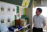 教室の掲示物を見学