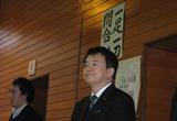 全校集会で生徒たちを見守る