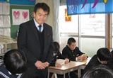 朝学習の様子を見守る