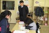 課題に取り組む様子を見守る