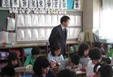 朝読書の様子を見守る