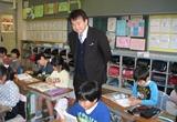 朝読書の様子を見守る