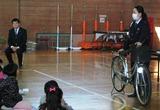 自転車運転免許講習を見守る