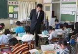 図工の授業を見守る