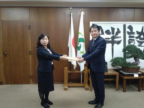 会長から市長に報告書が提出されました