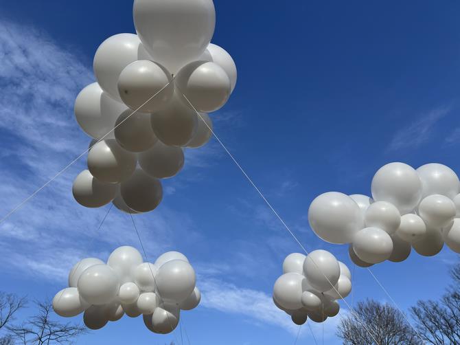 地上レベルから見上げた雲形オブジェ