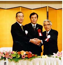 合併協定調印式の写真その2