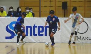 ブラインドサッカーの試合中の様子の写真