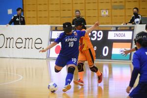 ブラインドサッカーの試合中の様子の写真