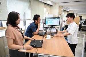 軽装勤務で打ち合わせする様子